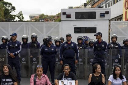 Agentes do Sebin tentam deter jornalistas que registravam transferência de presos políticos em Caracas 12 ocrente 1780596337
