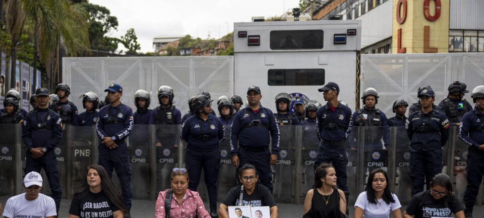 Agentes do Sebin tentam deter jornalistas que registravam transferência de presos políticos em Caracas 2 ocrente 1780596337