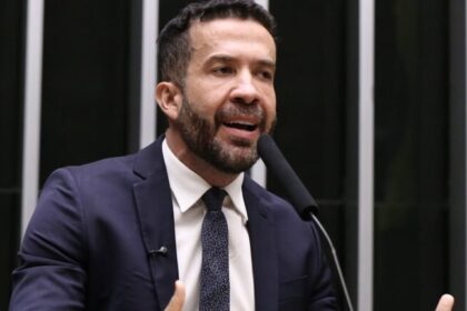 Deputados aliados de Lula buscam em Washington investigação americana sobre Flávio Bolsonaro 20 ocrente 1780634136