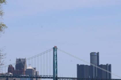 Padre imobiliza suspeito em fuga e socorre vítima após colisão em Detroit 18 ocrente 1780692649