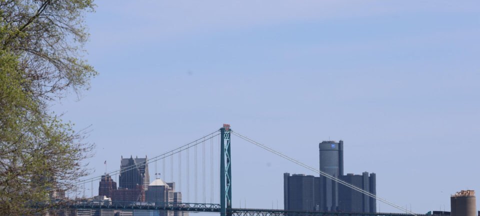 Padre imobiliza suspeito em fuga e socorre vítima após colisão em Detroit 2 ocrente 1780692649