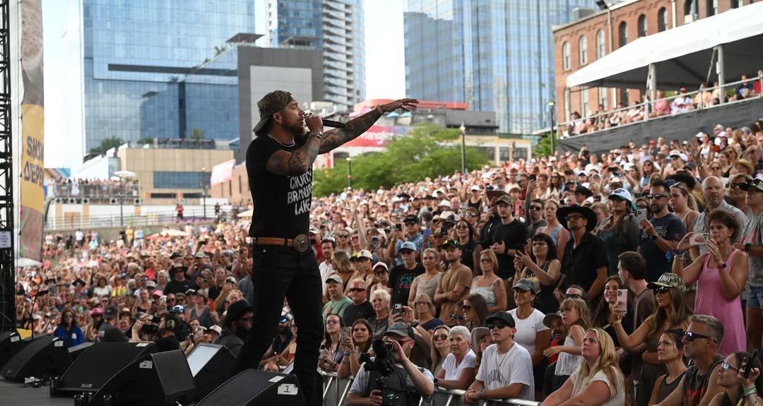 Brandon Lake leva culto Cowboy Church a milhares no CMA Fest 2026 em Nashville 2 ocrente 1780970656