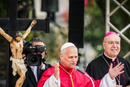Papa Leão XIV resgata mozeta vermelha e retoma tradição papal 20 ocrente 1781040874