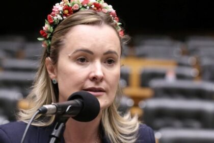 Eduardo Bolsonaro aponta Júlia Zanatta como opção de vice para Flávio Bolsonaro 16 ocrente 1781210062