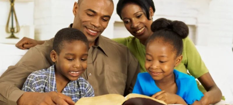 Conversas sobre fé em casa dobram chance de filhos manterem prática religiosa na vida adulta, aponta pesquisa 2 ocrente 1781291102