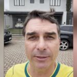 Flávio Bolsonaro visita pai em prisão domiciliar e diz que ex-presidente está “firme” e na torcida pelo Brasil 4 ocrente 1781378421