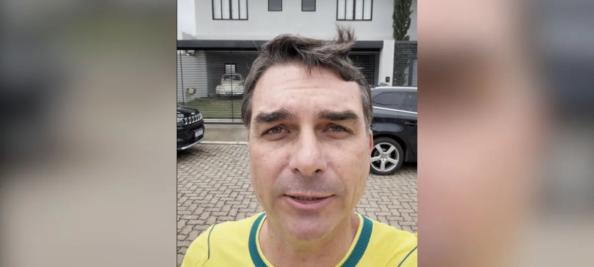 Flávio Bolsonaro visita pai em prisão domiciliar e diz que ex-presidente está “firme” e na torcida pelo Brasil 2 ocrente 1781378421