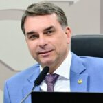 Flávio Bolsonaro promete manter Bolsa Família e admite erros do pai no relacionamento com a imprensa 5 ocrente 1781559279