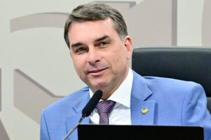 Flávio Bolsonaro promete manter Bolsa Família e admite erros do pai no relacionamento com a imprensa 14 ocrente 1781559279