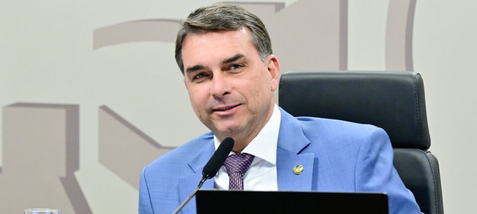 Flávio Bolsonaro promete manter Bolsa Família e admite erros do pai no relacionamento com a imprensa 2 ocrente 1781559279