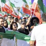 Torcedores iranianos desafiam veto da Fifa e erguem bandeira pré-revolução em jogo da Copa 5 ocrente 1781608775