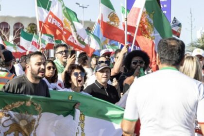 Torcedores iranianos desafiam veto da Fifa e erguem bandeira pré-revolução em jogo da Copa 20 ocrente 1781608775