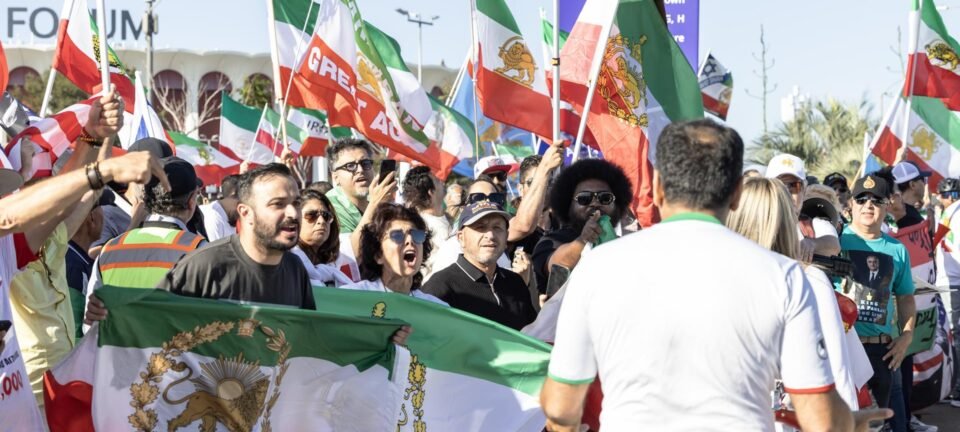 Torcedores iranianos desafiam veto da Fifa e erguem bandeira pré-revolução em jogo da Copa 2 ocrente 1781608775