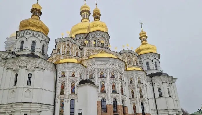 Drone russo provoca incêndio na histórica Catedral da Dormição em Kiev 2 ocrente 1781696058