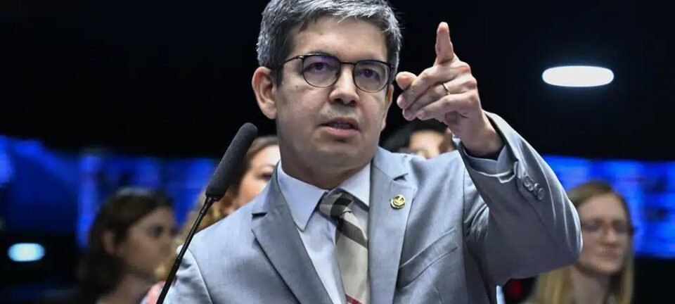 Randolfe diz que PEC que acaba com escala 6x1 deve ser votada no Senado antes do recesso 2 ocrente 1781785168