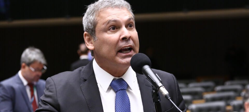 Lindbergh Farias solicita ao STF revogação da prisão domiciliar de Bolsonaro após arma ser apreendida 2 ocrente 1781895877