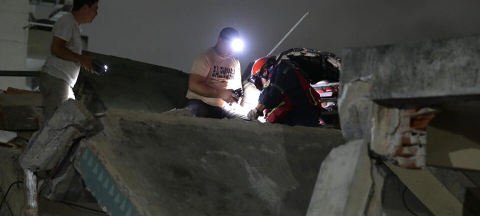 Tremor de 7,5 graus derruba prédio em Caracas e gera alerta de tsunami no Caribe 2 ocrente 1782348550
