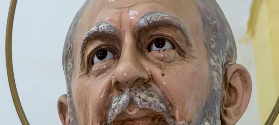 Estátua de Padre Pio exibe lágrima avermelhada e desperta apuração do Vaticano 2 ocrente 1782560950