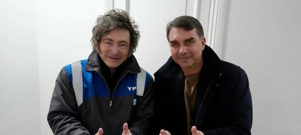 Milei posa com Flávio Bolsonaro e diz que “onda azul” chegará ao Brasil 2 ocrente 1782754447