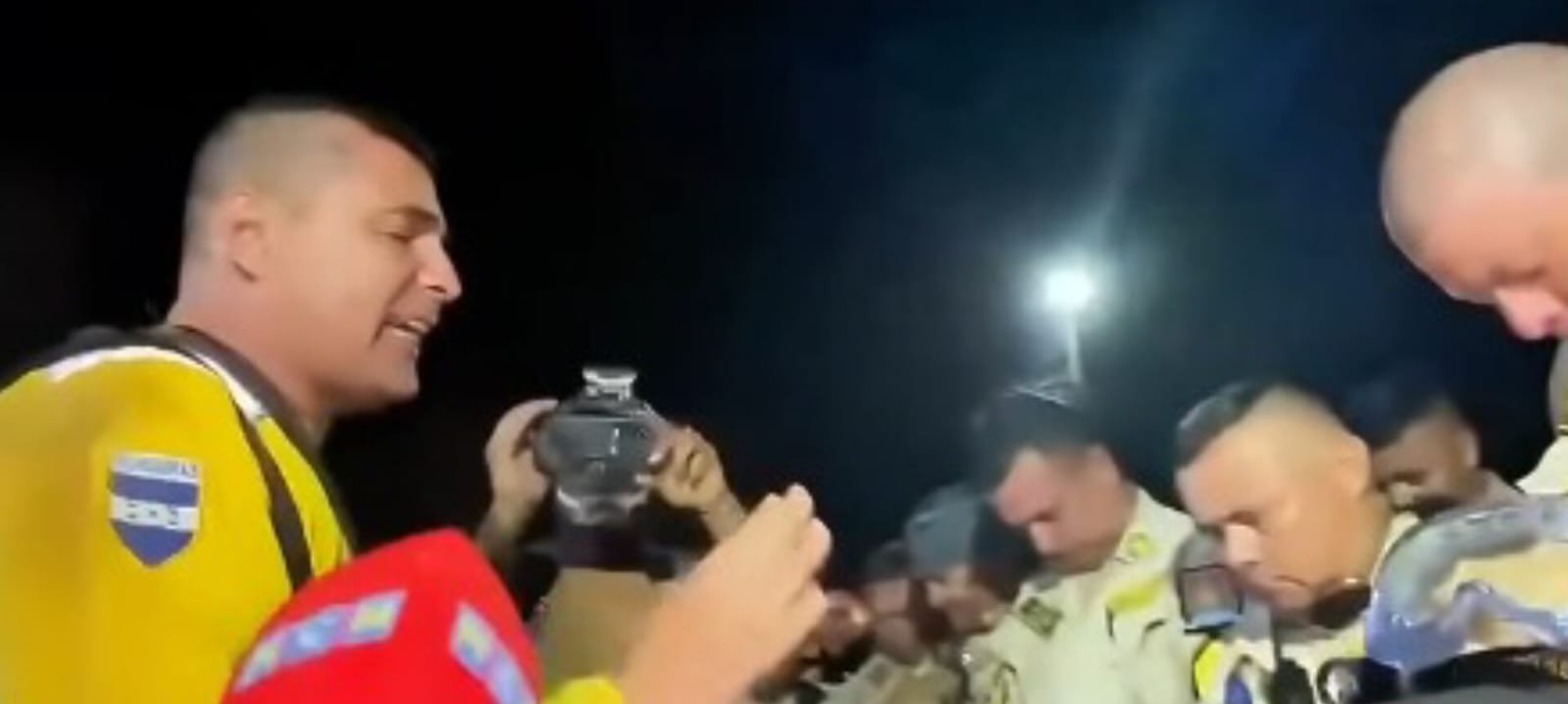 Bombeiros venezuelanos se reúnem em oração após 40 horas de buscas por vítimas de terremotos 2 ocrente 1782824682