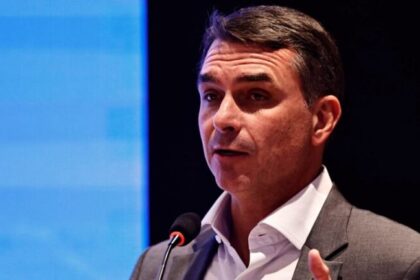 Flávio Bolsonaro pede aos EUA que posterguem tarifa de 25% contra o Brasil para evitar “vitória política” de Lula 20 ocrente 1783018171