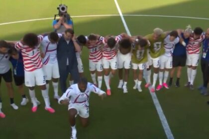 Após derrotar Bósnia e avançar na Copa, seleção dos EUA celebra vitória com oração em campo 4 ocrente 1783101868