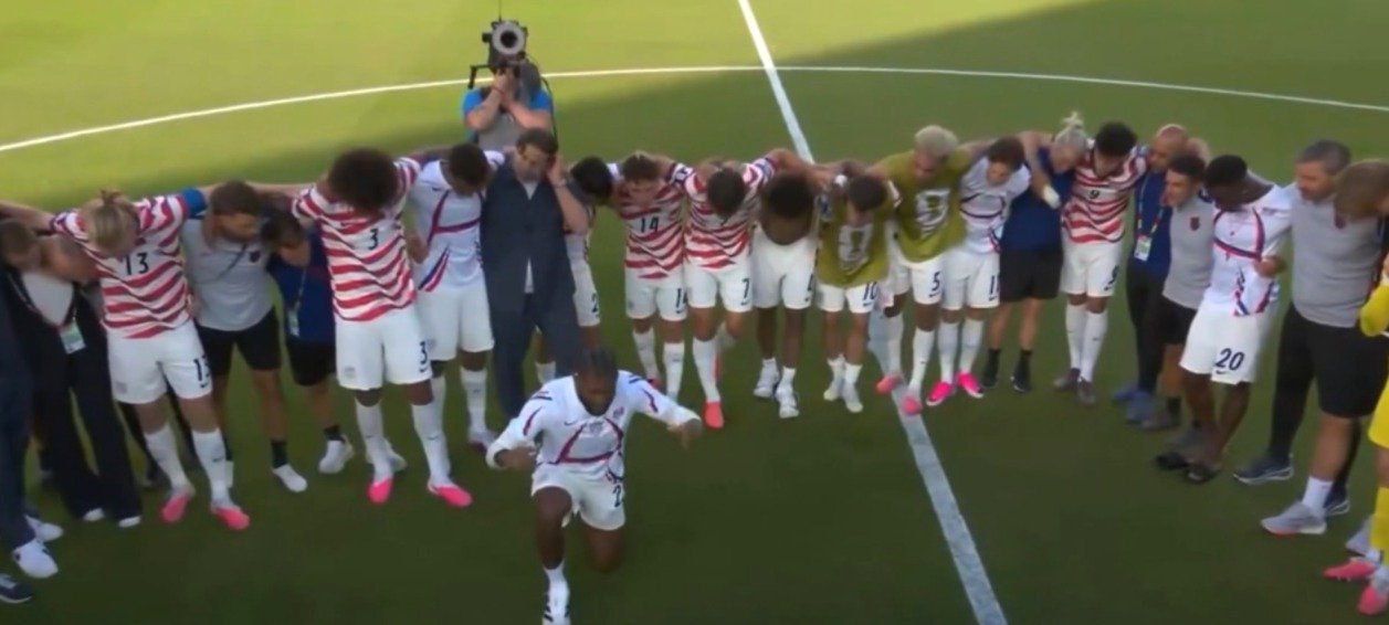 Após derrotar Bósnia e avançar na Copa, seleção dos EUA celebra vitória com oração em campo 2 ocrente 1783101868