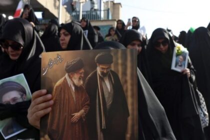 Multidão inicia funeral de Ali Khamenei em Teerã com apelos de vingança contra EUA e Israel 12 ocrente 1783184686