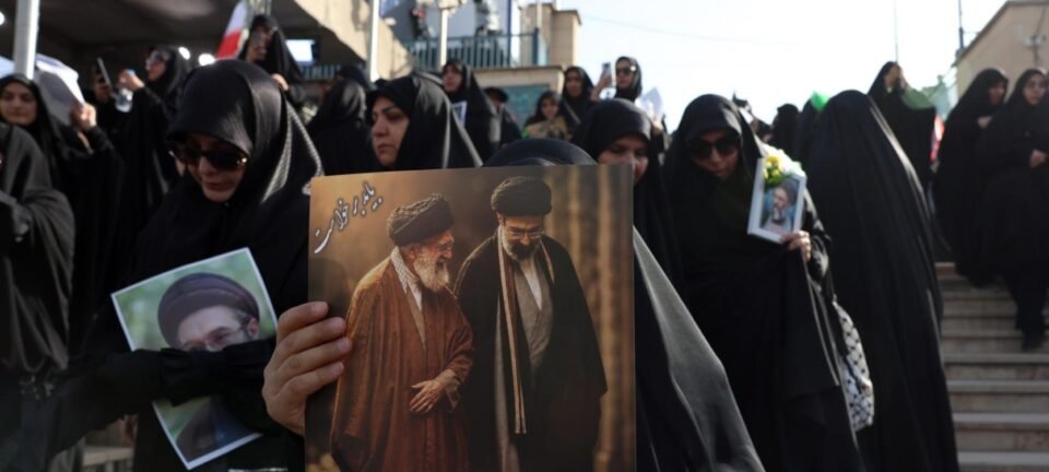 Multidão inicia funeral de Ali Khamenei em Teerã com apelos de vingança contra EUA e Israel 2 ocrente 1783184686