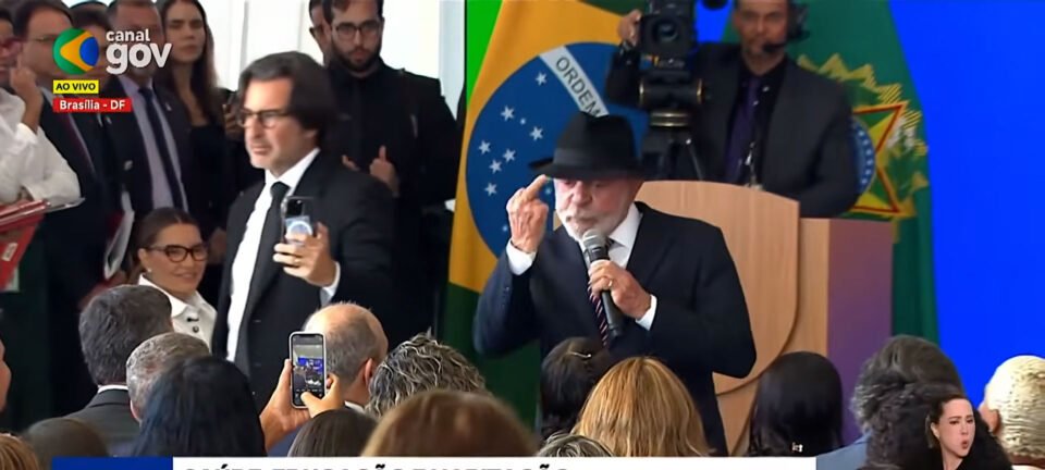 Em cerimônia no Planalto, Lula ergue dedo médio ao defender que “pobre gosta de coisa boa” 2 ocrente 1783187346
