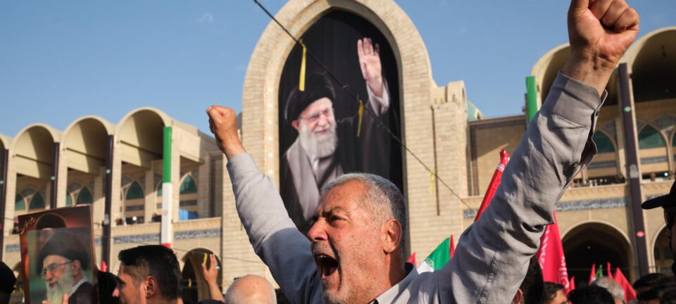 Gritos de “vingança” dominam funeral de Ali Khamenei em Teerã; sucessor ferido não aparece 2 ocrente 1783264817
