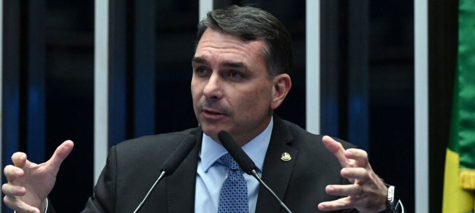Flávio Bolsonaro desembarca nos EUA para pedir trégua em tarifa extra de 25% contra o Brasil 2 ocrente 1783269268