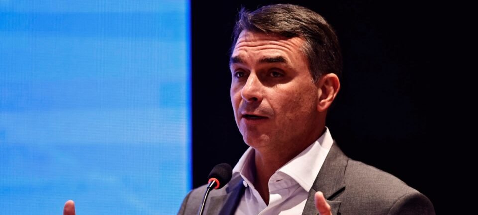 Flávio Bolsonaro acusa Lula de torcer por tarifa de 25% dos EUA para se favorecer eleitoralmente 2 ocrente 1783298965