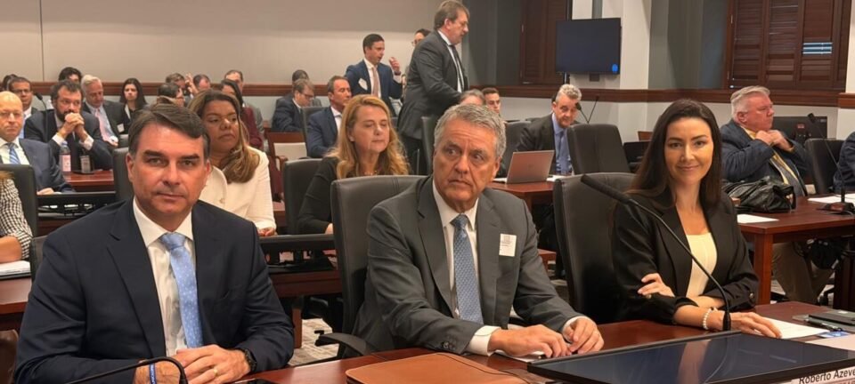 Flávio Bolsonaro pede em Washington suspensão de tarifa de 25% e manutenção do PIX 2 ocrente 1783442051
