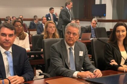 Flávio Bolsonaro cobra dos EUA revisão de tarifa de 25% sobre produtos brasileiros e critica inação do Planalto 20 ocrente 1783536556