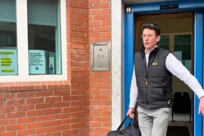 Professor irlandês deixa a prisão após quase 700 dias detido por disputa sobre pronomes 10 ocrente 1783544677