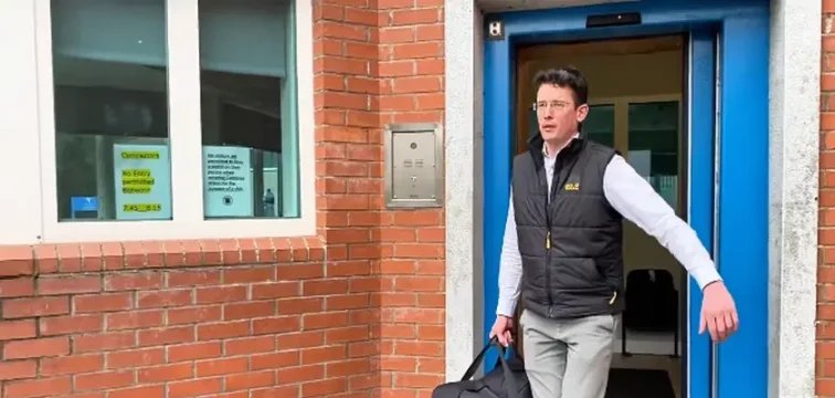 Professor irlandês deixa a prisão após quase 700 dias detido por disputa sobre pronomes 2 ocrente 1783544677