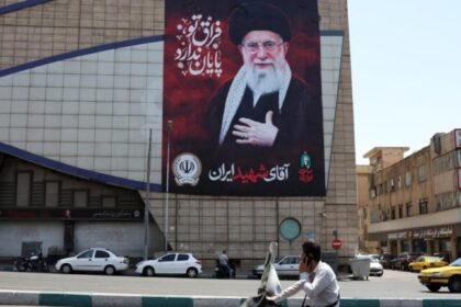 EUA bombardeiam 90 instalações militares no Irã durante preparativos para enterro de Khamenei 10 ocrente 1783594147