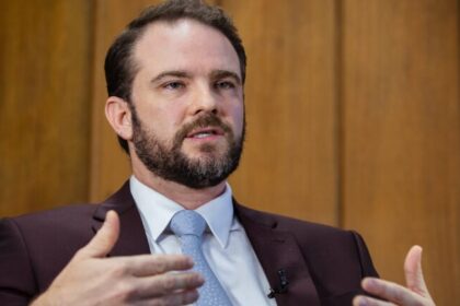 Tensões no Oriente Médio fazem governo adiar fim da subvenção de R$ 0,44 para gasolina 8 ocrente 1783625655