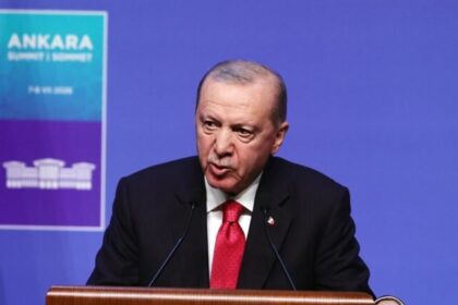 Erdogan surpreende líderes na cúpula da Otan com pistola personalizada e seis balas 12 ocrente 1783656256