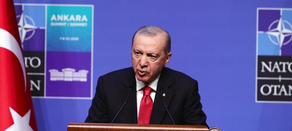 Erdogan surpreende líderes na cúpula da Otan com pistola personalizada e seis balas 2 ocrente 1783656256