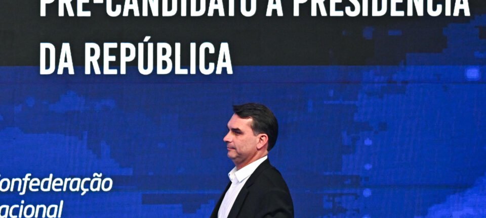 Flávio Bolsonaro critica atuação “seletiva” da PF após bloqueio de R$ 119 milhões de Valdemar Costa Neto 2 ocrente 1783713016