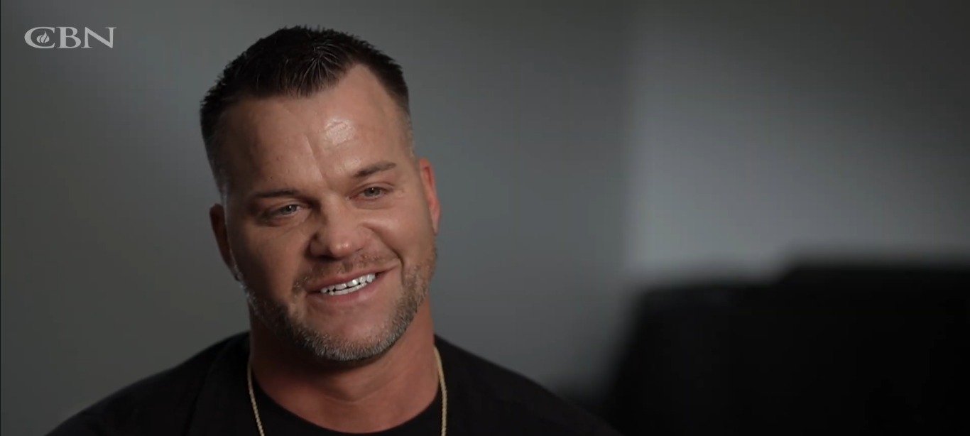 Ex-jogador da NFL sobrevive a tentativa de suicídio, recebe Bíblia no hospital e se torna pastor 2 ocrente 1783735468