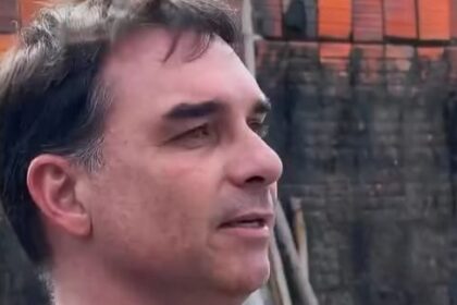 Flávio Bolsonaro ouve denúncias de moradores sobre cobrança de “taxa do medo” em comunidade de Fortaleza 18 ocrente 1783930767