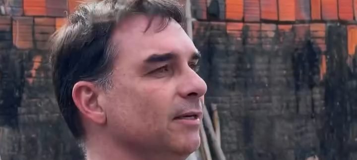 Flávio Bolsonaro ouve denúncias de moradores sobre cobrança de “taxa do medo” em comunidade de Fortaleza 2 ocrente 1783930767