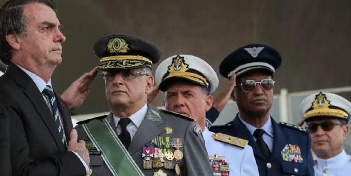 Carlos Bolsonaro admite erro em colocar 11 militares nos ministérios do governo do pai 2 ocrente 1783947907