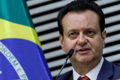 Kassab descarta saída de Flávio Bolsonaro da corrida ao Planalto e critica desgaste com “tarifaço” 14 ocrente 1783960455