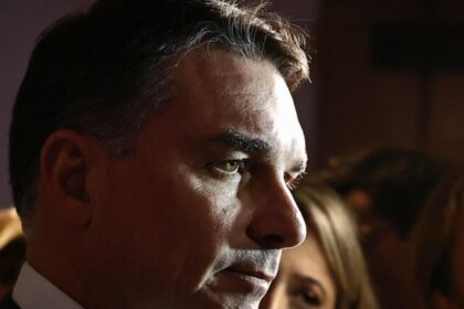 Moraes proíbe visitas de Flávio a Bolsonaro por três meses após carta eleitoral 14 ocrente 1783968562