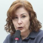 Em culto na Itália, Carla Zambelli agradece Flávio Bolsonaro e pede orações por Jair Bolsonaro e presos de 8 de janeiro 5 ocrente 1784002748