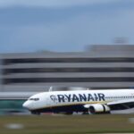 Mulher impede tragédia ao segurar marido parcialmente sugado por janela em voo da Ryanair 5 ocrente 1784079539